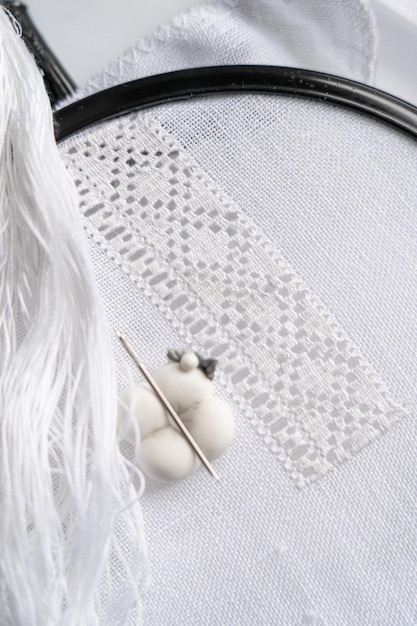 detail výšivky na látke